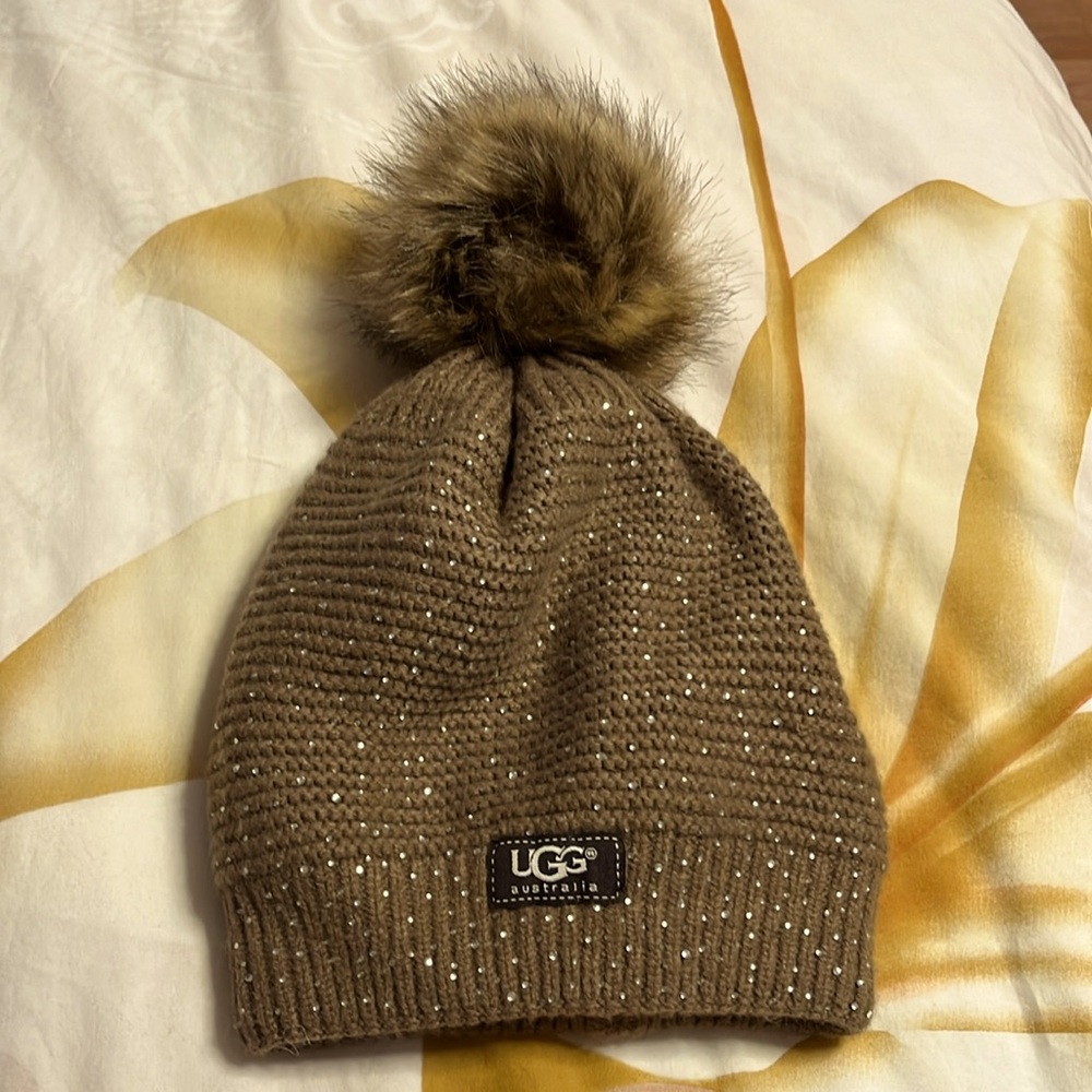 Brown UGG hat, never worn, great condition, fur inside